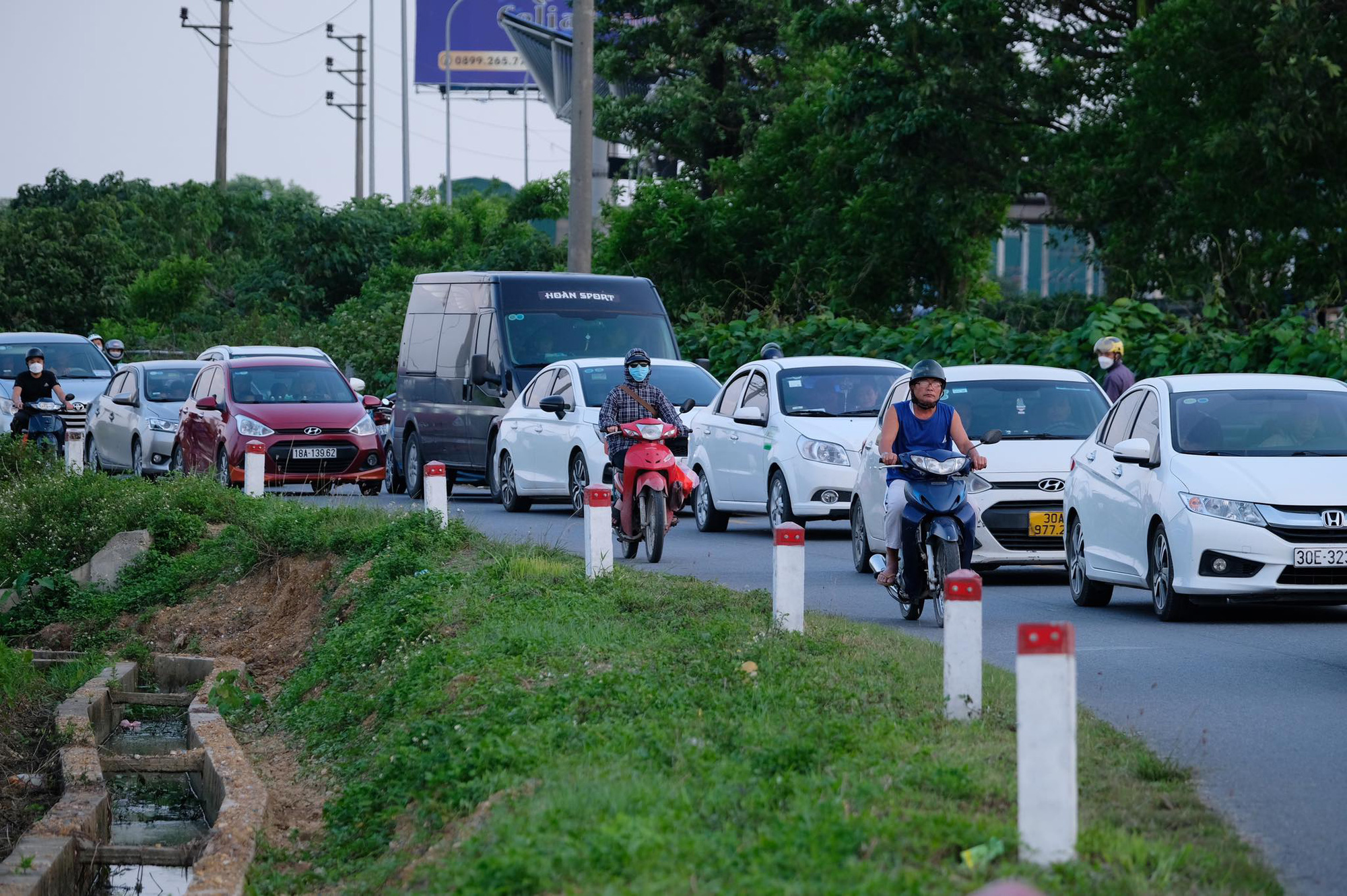 Người dân ùn ùn quay trở lại Hà Nội dù chưa kết thúc kỳ nghỉ lễ vì nỗi sợ tắc đường, giao thông khu vực cửa ngõ ùn ứ-10