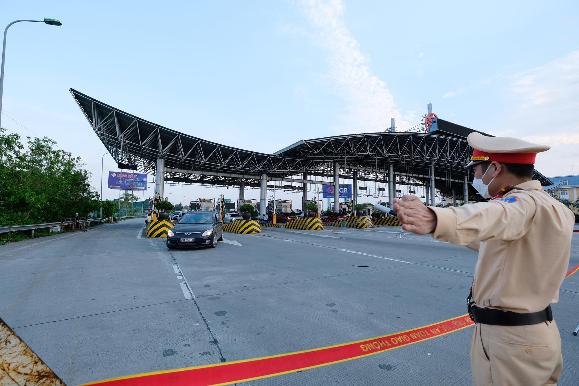 Người dân ùn ùn quay trở lại Hà Nội dù chưa kết thúc kỳ nghỉ lễ vì nỗi sợ tắc đường, giao thông khu vực cửa ngõ ùn ứ-6