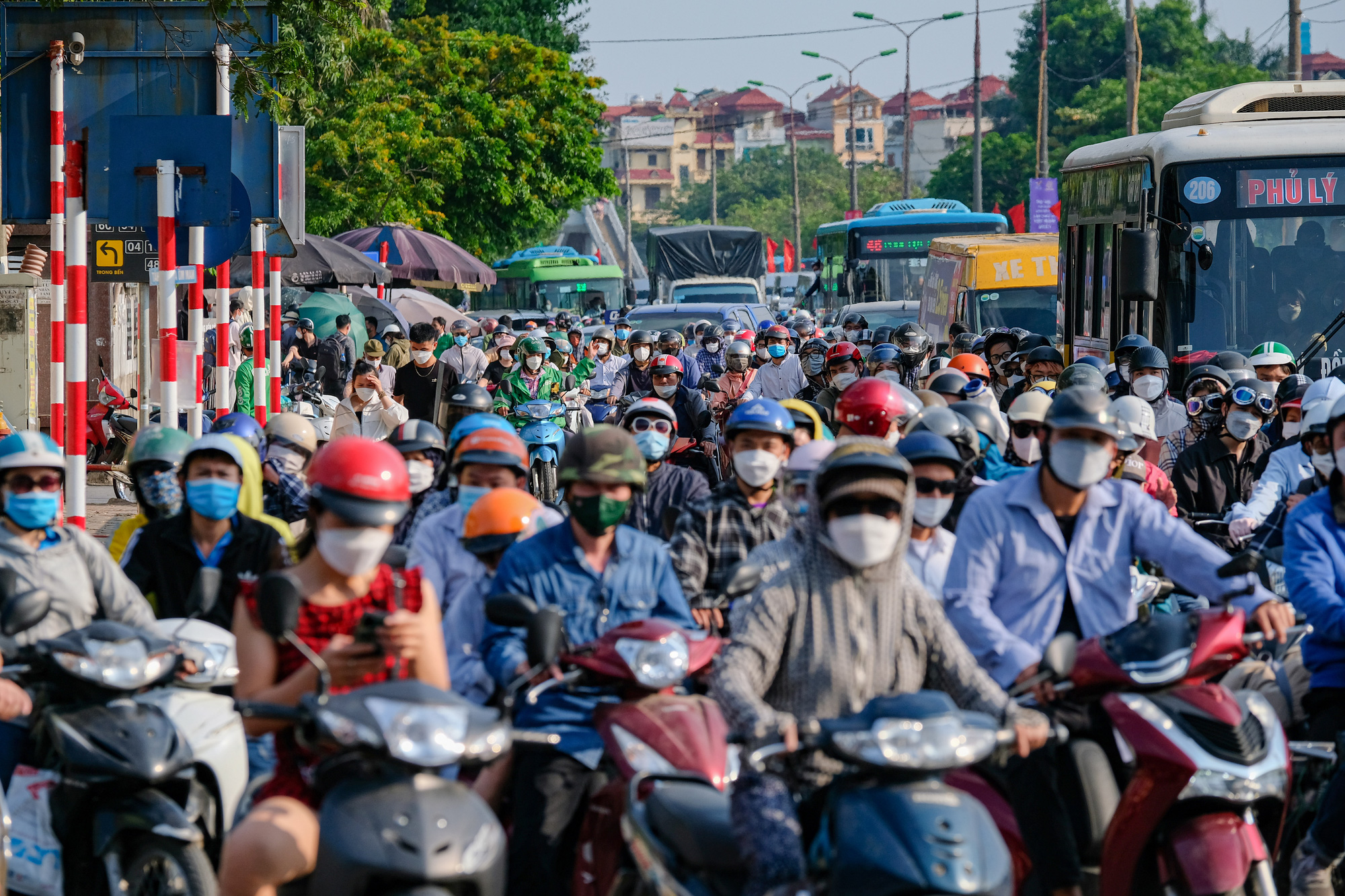 Người dân ùn ùn quay trở lại Hà Nội dù chưa kết thúc kỳ nghỉ lễ vì nỗi sợ tắc đường, giao thông khu vực cửa ngõ ùn ứ-1