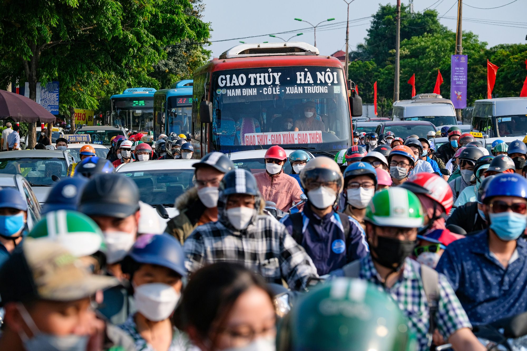 Người dân ùn ùn quay trở lại Hà Nội dù chưa kết thúc kỳ nghỉ lễ vì nỗi sợ tắc đường, giao thông khu vực cửa ngõ ùn ứ-2