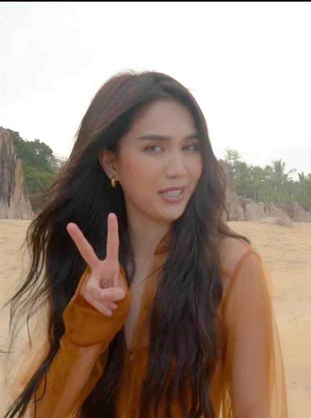 Sống vội, sống gấp gáp nên Ngọc Trinh hay để quên vật thể lủng lẳng này trên người?-1