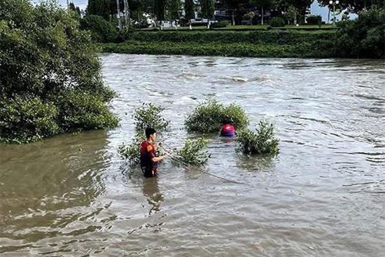 Đi đá bóng trong ngày sinh nhật, 3 học sinh bị nước cuốn trôi