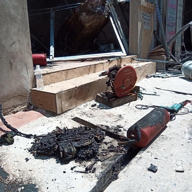 Vụ cháy xưởng ga, gối: Chủ nhà bất lực nhìn 2,5 tỷ đồng tiền mặt tan thành tro-2