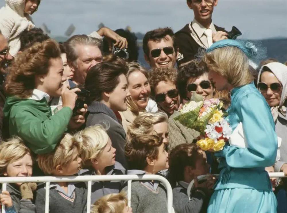 Sự thật chua chát về chuyến đi nổi tiếng nhất của Công nương Diana: Triệu người ca tụng nhưng có MỘT điều khiến Thái tử Charles nổi giận, không thể tha thứ-5