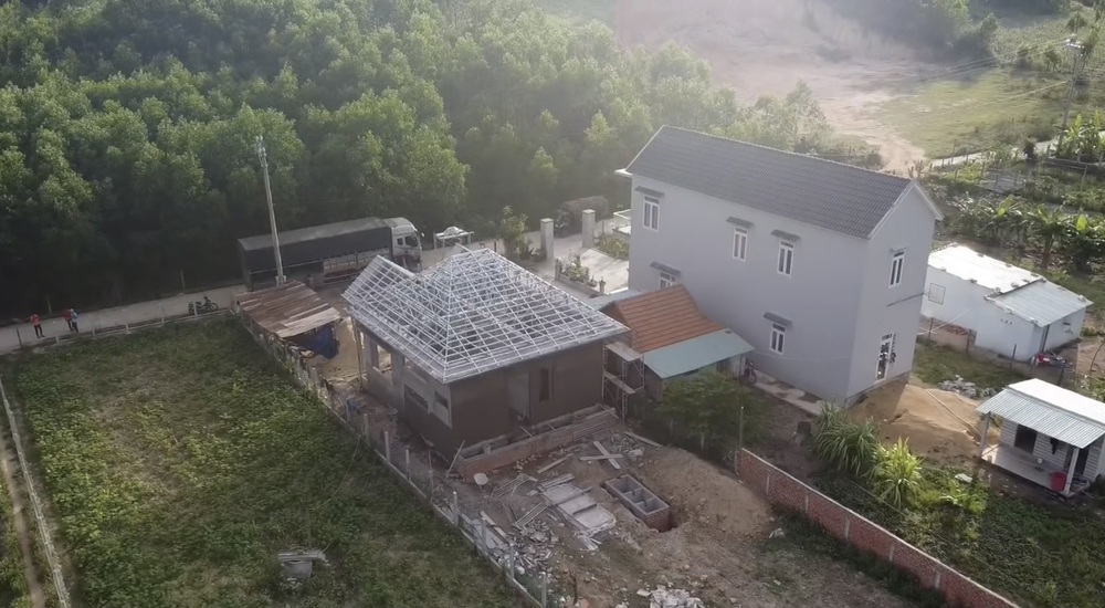 Cận cảnh căn nhà đang xây của chàng trai chăn bò Việt từng khiến thế giới phát sốt: xây trên đất chính chủ, mái Thái, ngói Ruby, sân vườn thênh thang-4