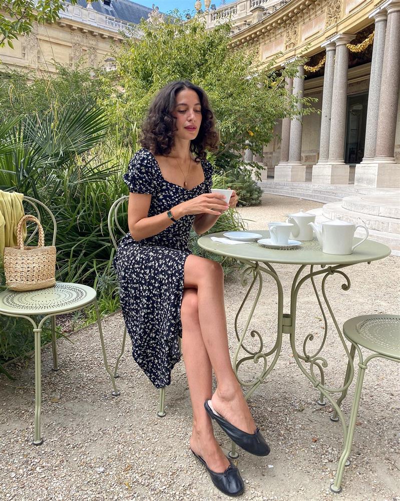 4 kiểu váy liền trẻ trung, tinh tế mà hè năm nào phụ nữ Pháp cũng diện-4