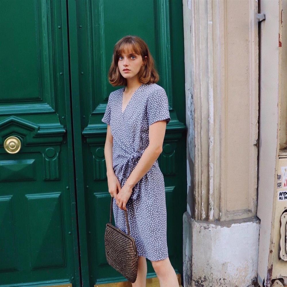 4 kiểu váy liền trẻ trung, tinh tế mà hè năm nào phụ nữ Pháp cũng diện-14