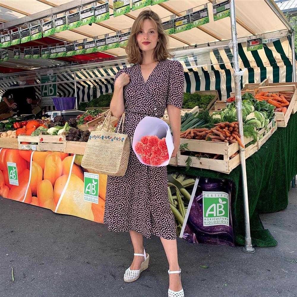 4 kiểu váy liền trẻ trung, tinh tế mà hè năm nào phụ nữ Pháp cũng diện-16