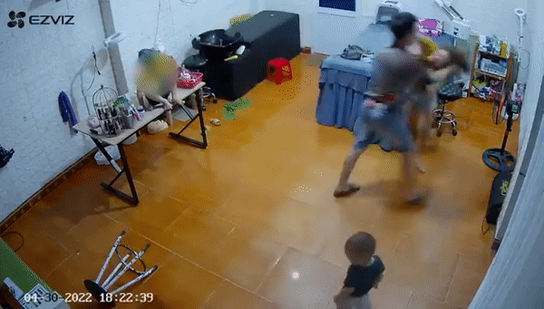 Người phụ nữ bị chồng túm tóc tát tới tấp ngay trước mặt 2 con, hành động đáp trả đầy uất ức khiến nhiều người xót xa-1