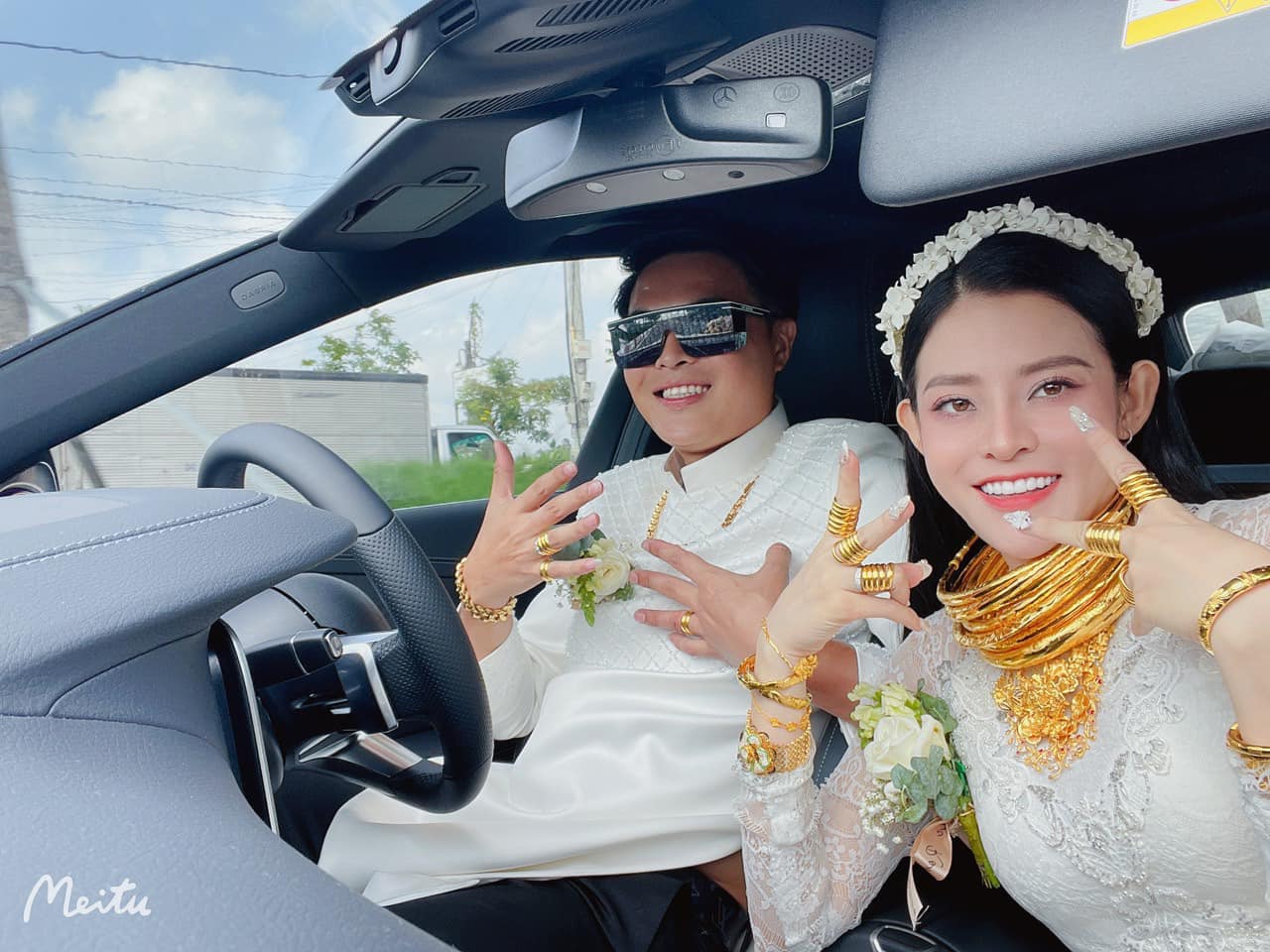 Cô dâu nhận 30 cây vàng ngày cưới, đeo kín người gây chú ý: Mẹ chồng tặng riêng con dâu xe Mercedes tiền tỷ-2