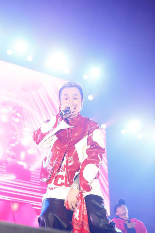 Netizen truyền tay khoảnh khắc Binz được hàng chục vệ sĩ tháp tùng dù show vắng tanh?-1