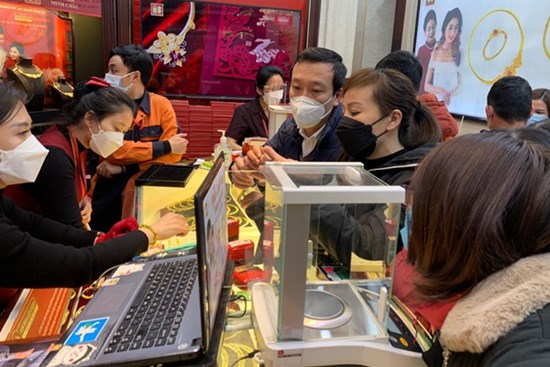 Giá vàng hôm nay 3/5: Áp lực giảm giá, vàng gặp thử thách lớn