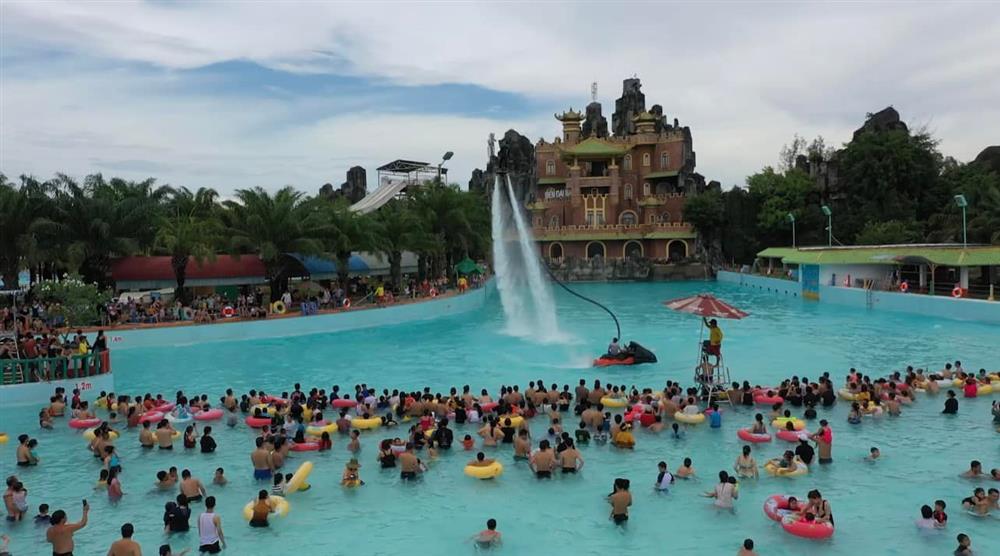 Miễn phí vé vào cổng, khu du lịch Đại Nam đông nghẹt dịp lễ, nhiều khu vực chật kín người-3