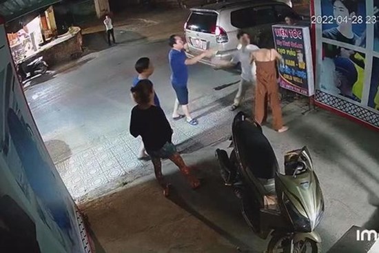 Tạm đình chỉ phó công an phường đánh cô gái lúc nửa đêm