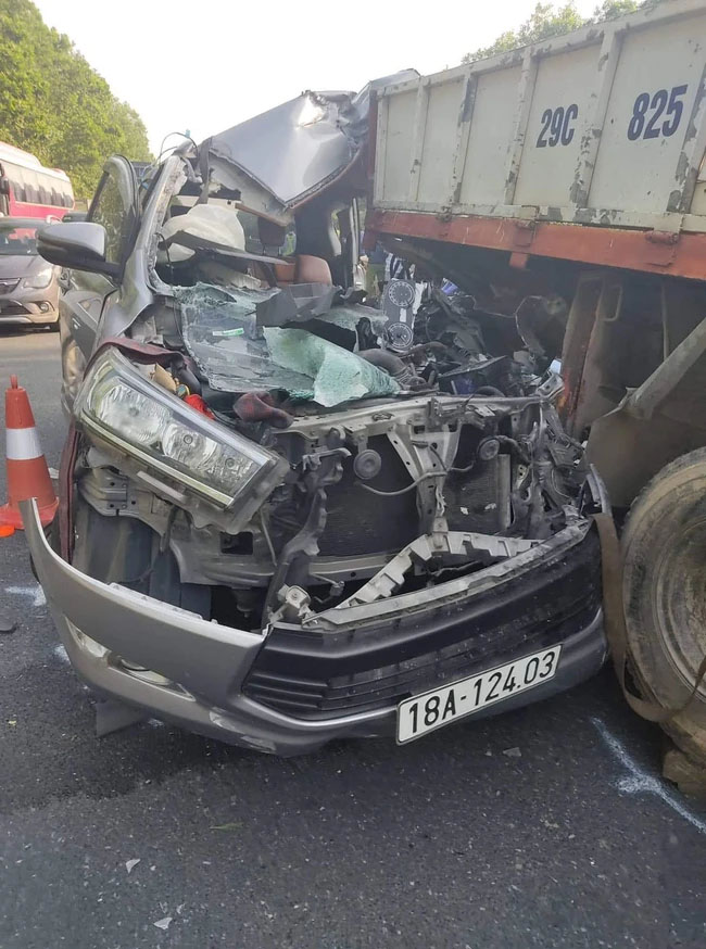 Ô tô 4 chỗ va chạm với xe tải trên cao tốc Pháp Vân - Cầu Giẽ khiến tài xế mắc kẹt trong xe, giao thông ùn tắc-1