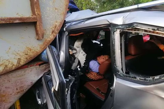 Ô tô 4 chỗ va chạm với xe tải trên cao tốc Pháp Vân - Cầu Giẽ khiến tài xế mắc kẹt trong xe, giao thông ùn tắc