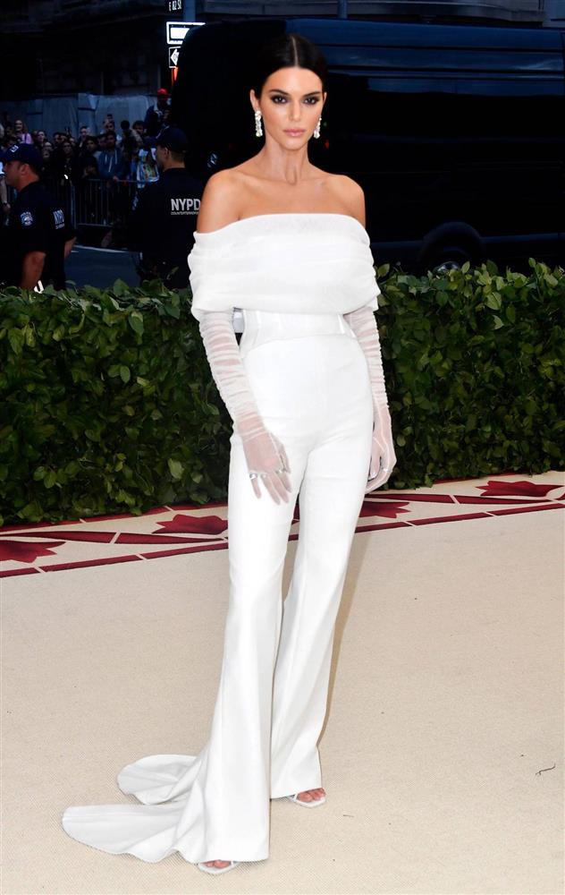 Kylie Jenner xóa lông mày, gắn mi nhền nhện nhìn không thể nhận ra tại Met Gala 2022-10
