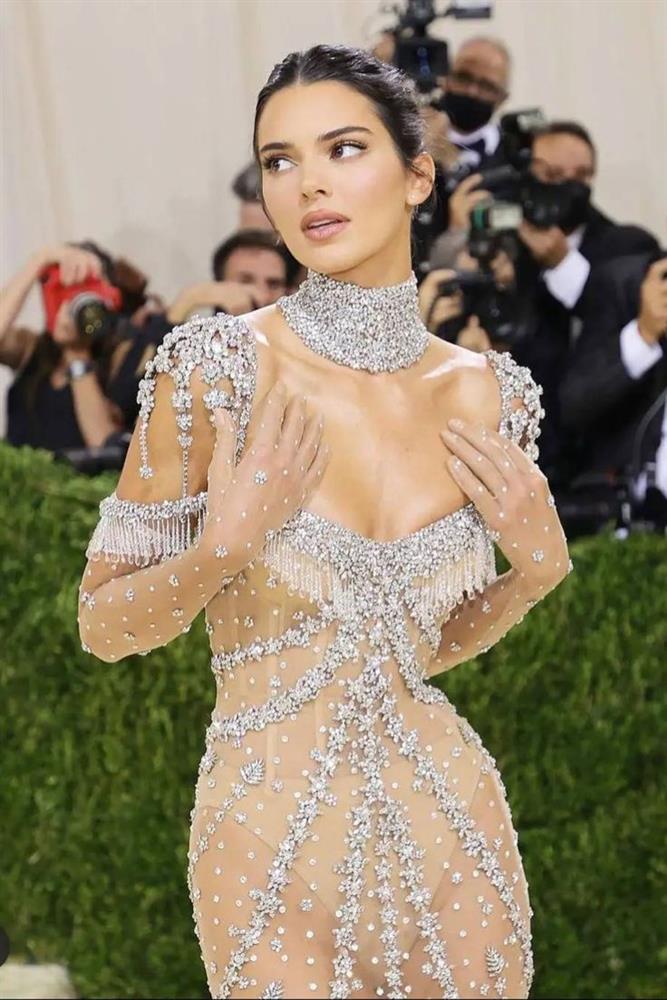 Kylie Jenner xóa lông mày, gắn mi nhền nhện nhìn không thể nhận ra tại Met Gala 2022-11