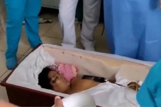 Nghe tiếng đập thùm thụp từ bên trong quan tài người chết, gia đình bật nắp chứng kiến cảnh tượng không thể tin nổi giữa đám tang