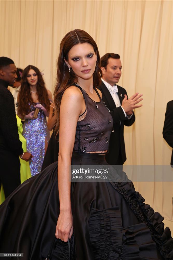 Kylie Jenner xóa lông mày, gắn mi nhền nhện nhìn không thể nhận ra tại Met Gala 2022-6