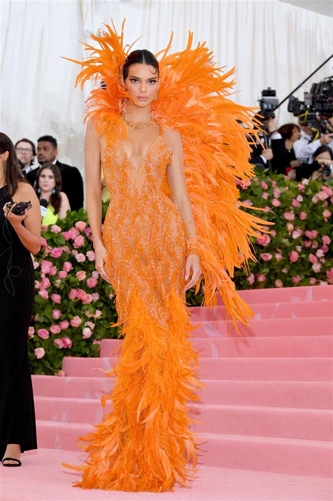 Kylie Jenner xóa lông mày, gắn mi nhền nhện nhìn không thể nhận ra tại Met Gala 2022-9