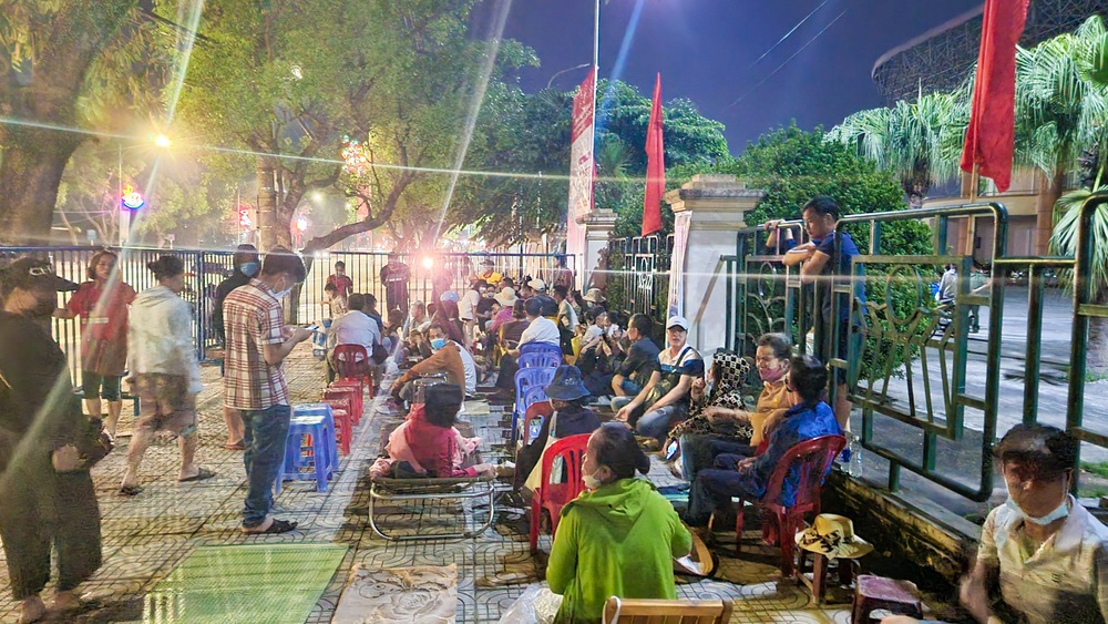 Thức trọn cả đêm, đội nắng chen chân mua vé xem U23 Việt Nam thi đấu tại SEA Games-1