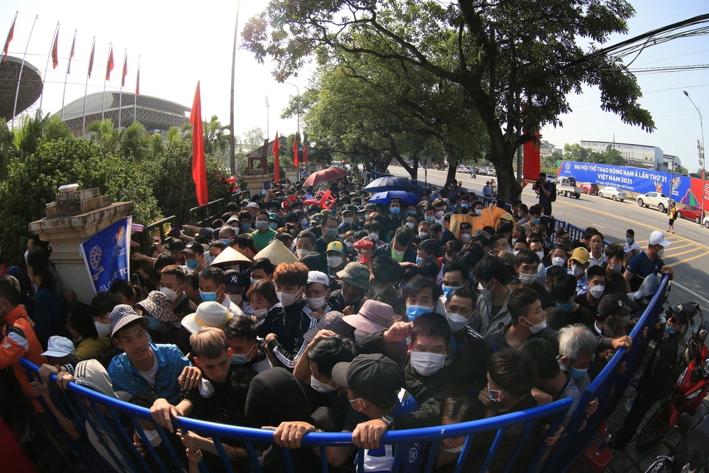 Thức trọn cả đêm, đội nắng chen chân mua vé xem U23 Việt Nam thi đấu tại SEA Games-3