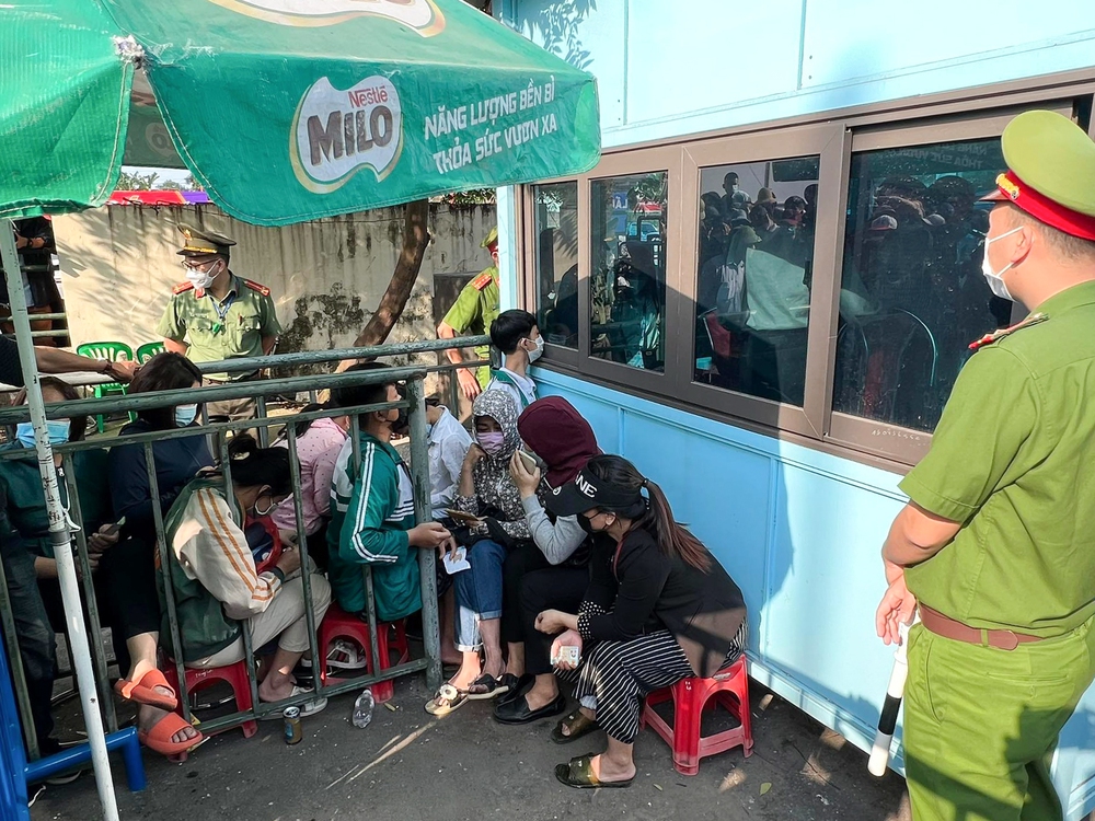 Thức trọn cả đêm, đội nắng chen chân mua vé xem U23 Việt Nam thi đấu tại SEA Games-5