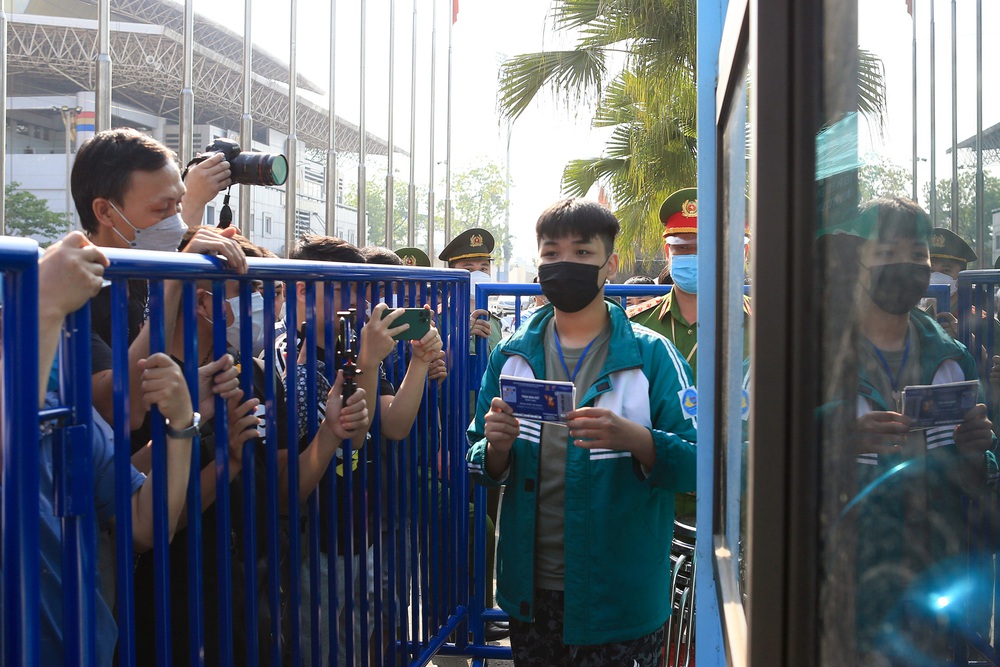 Thức trọn cả đêm, đội nắng chen chân mua vé xem U23 Việt Nam thi đấu tại SEA Games-6