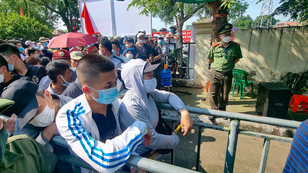 Thức trọn cả đêm, đội nắng chen chân mua vé xem U23 Việt Nam thi đấu tại SEA Games-9