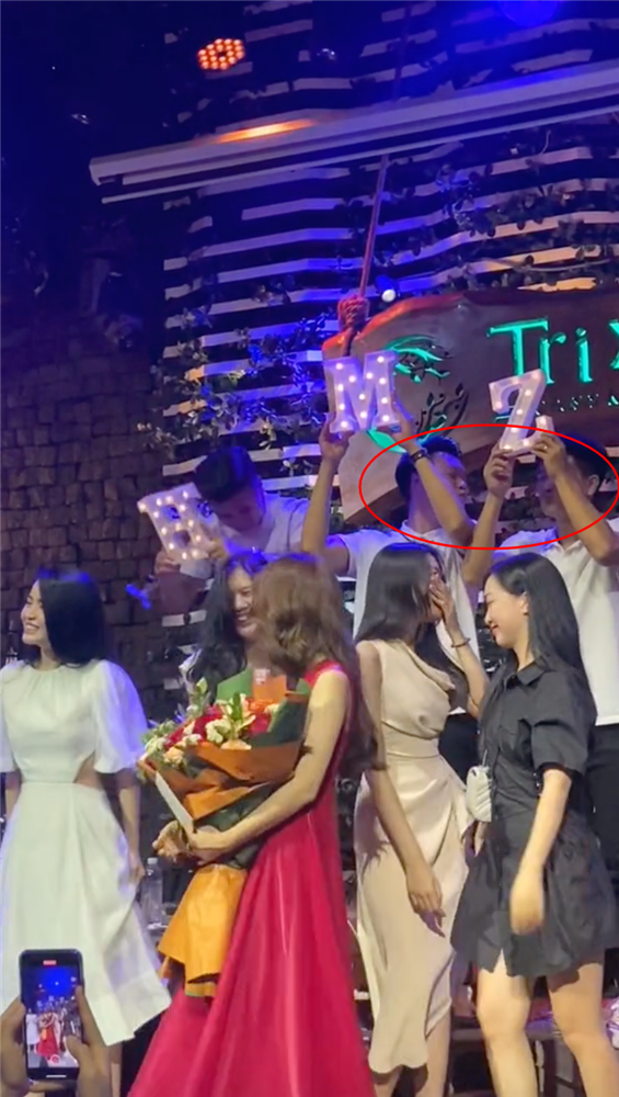 Clip: Chẳng mấy khi hội bạn gái và vợ các cầu thủ nổi tiếng chung khung hình, hành động bất ngờ của Thành Chung và Đức Chinh bỗng giật luôn spotlight-2