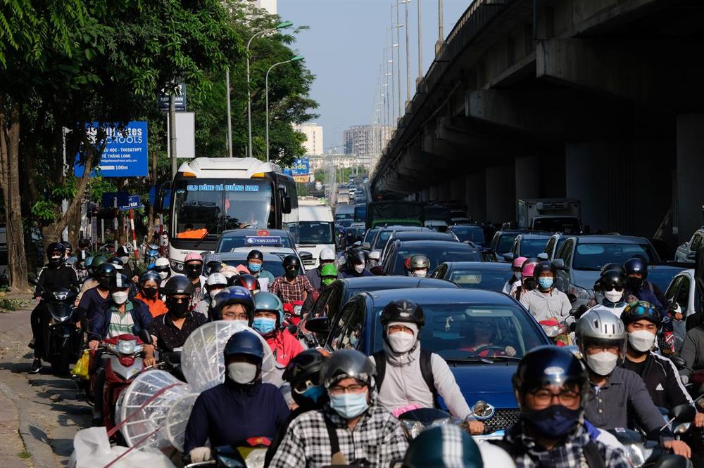 Dòng phương tiện ùn ùn đổ về Hà Nội sau kỳ nghỉ lễ, trẻ con mệt nhoài theo cha mẹ nhích từng mét để vào nội đô-1