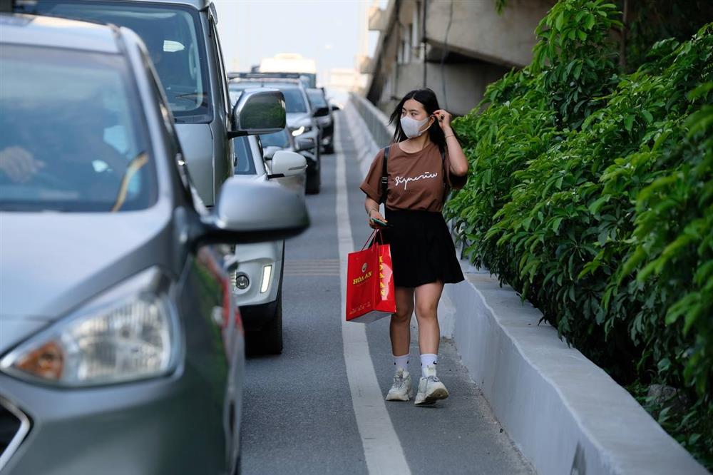 Dòng phương tiện ùn ùn đổ về Hà Nội sau kỳ nghỉ lễ, trẻ con mệt nhoài theo cha mẹ nhích từng mét để vào nội đô-10