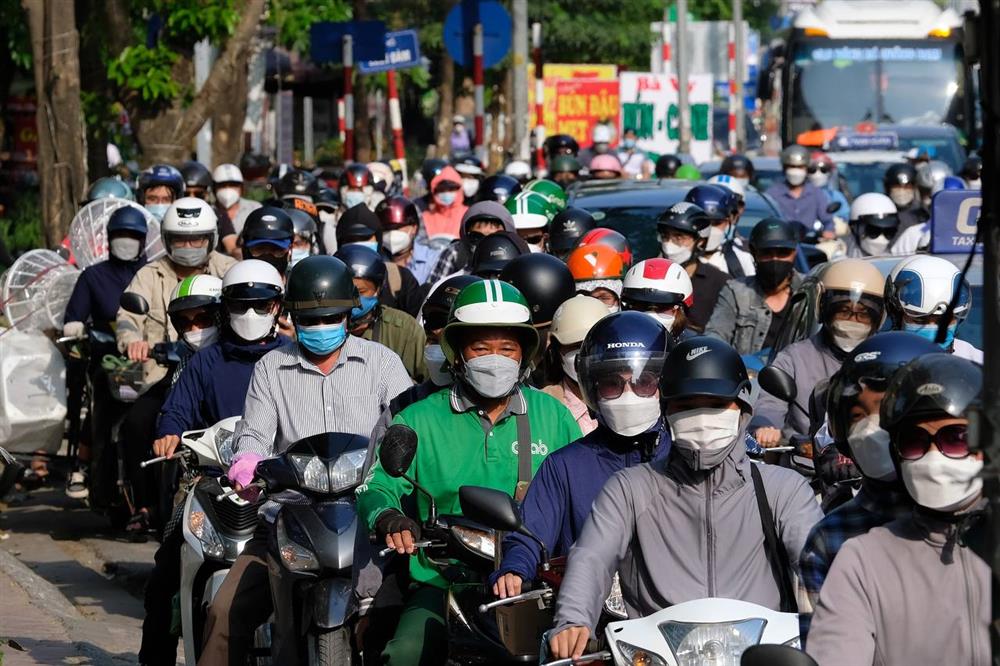 Dòng phương tiện ùn ùn đổ về Hà Nội sau kỳ nghỉ lễ, trẻ con mệt nhoài theo cha mẹ nhích từng mét để vào nội đô-2