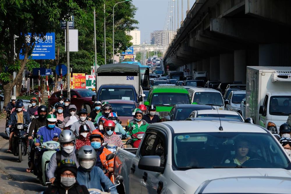 Dòng phương tiện ùn ùn đổ về Hà Nội sau kỳ nghỉ lễ, trẻ con mệt nhoài theo cha mẹ nhích từng mét để vào nội đô-3