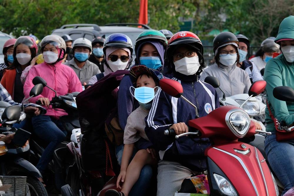 Dòng phương tiện ùn ùn đổ về Hà Nội sau kỳ nghỉ lễ, trẻ con mệt nhoài theo cha mẹ nhích từng mét để vào nội đô-4
