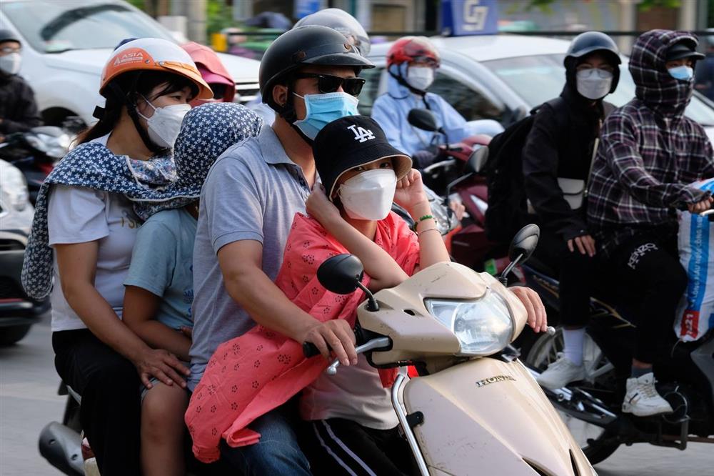 Dòng phương tiện ùn ùn đổ về Hà Nội sau kỳ nghỉ lễ, trẻ con mệt nhoài theo cha mẹ nhích từng mét để vào nội đô-6