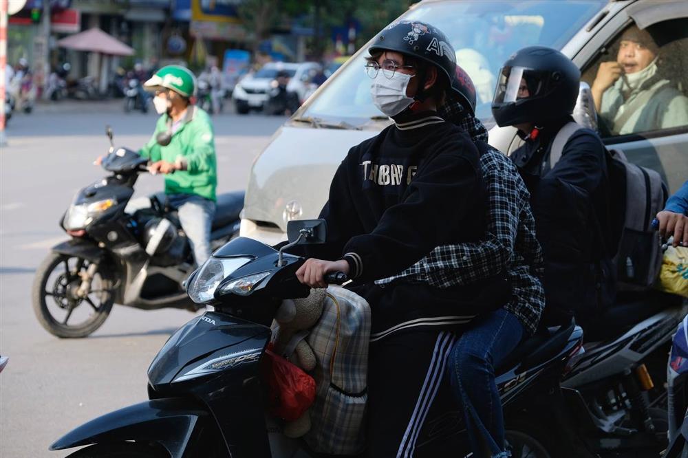 Dòng phương tiện ùn ùn đổ về Hà Nội sau kỳ nghỉ lễ, trẻ con mệt nhoài theo cha mẹ nhích từng mét để vào nội đô-7
