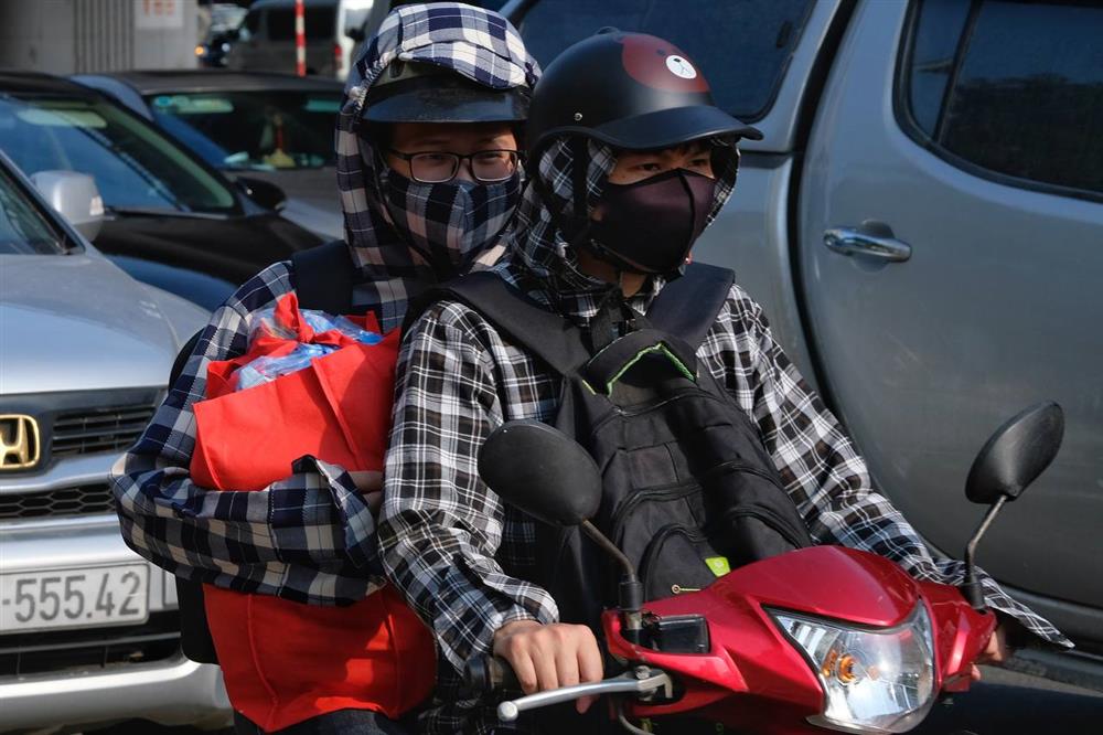 Dòng phương tiện ùn ùn đổ về Hà Nội sau kỳ nghỉ lễ, trẻ con mệt nhoài theo cha mẹ nhích từng mét để vào nội đô-8