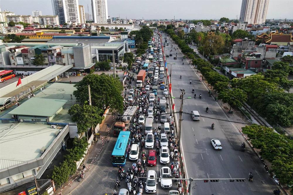 Dòng phương tiện ùn ùn đổ về Hà Nội sau kỳ nghỉ lễ, trẻ con mệt nhoài theo cha mẹ nhích từng mét để vào nội đô-11