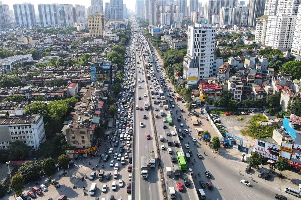 Dòng phương tiện ùn ùn đổ về Hà Nội sau kỳ nghỉ lễ, trẻ con mệt nhoài theo cha mẹ nhích từng mét để vào nội đô-12