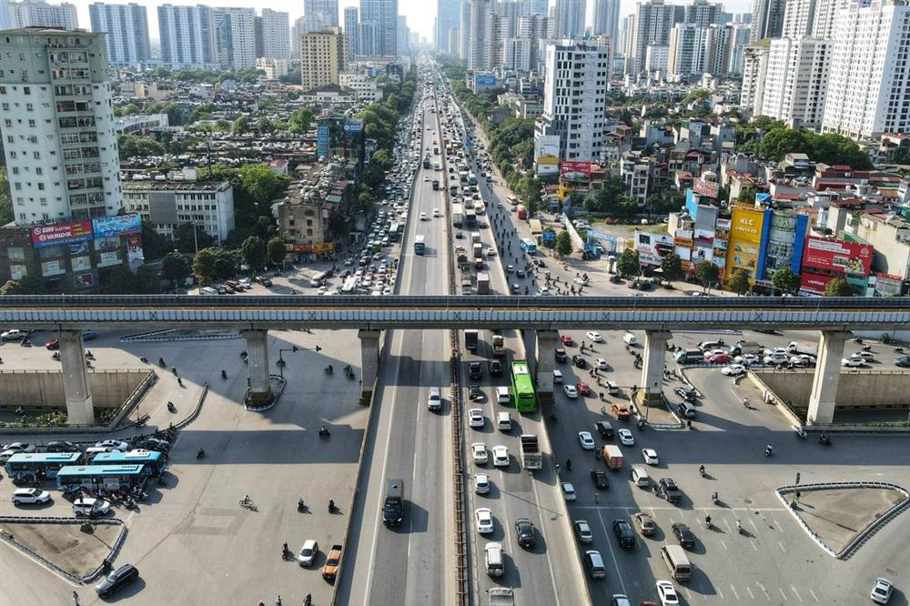 Dòng phương tiện ùn ùn đổ về Hà Nội sau kỳ nghỉ lễ, trẻ con mệt nhoài theo cha mẹ nhích từng mét để vào nội đô-13