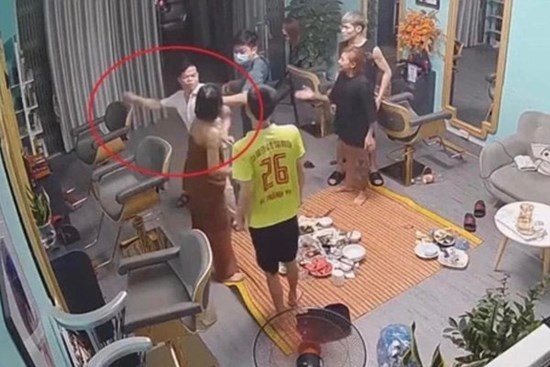 Vụ công an nửa đêm xông vào nhà tát phụ nữ: 'Nạn nhân đồng ý hòa giải vẫn xử lý, không bao che!'