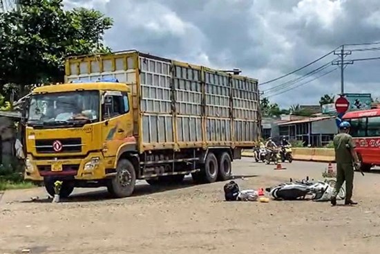 Nam sinh bị xe tải đâm tử vong trên đường trở lại TP.HCM