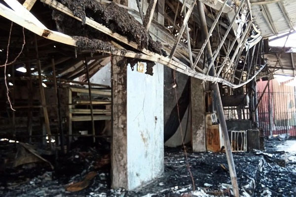 Xôn xao chuyện 2 em bé bị bố mẹ... bỏ quên ở trung tâm thương mại đến đói lả-2