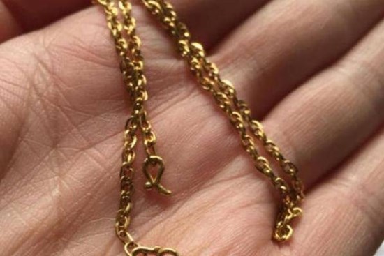 Con trai làm đứt sợi dây chuyền vàng của cô giáo, cô KHÔNG bắt đền nhưng mẹ về nhà lẳng lặng làm 1 việc: Nghe xong ai cũng phục EQ cao