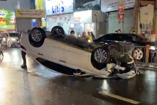 TP.HCM: Nữ tài xế kêu cứu trong ô tô lật ngửa trên đường