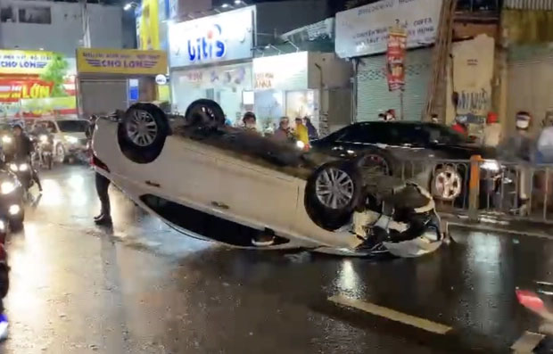 TP.HCM: Nữ tài xế kêu cứu trong ô tô lật ngửa trên đường-1