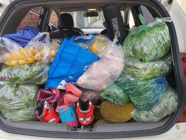 Những chiếc cốp ô tô chất đầy rau củ, thịt cá tha ở quê ra ngập MXH, dân mạng tranh cãi-3