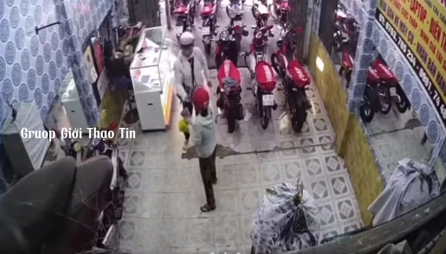Con trai vung tay định đánh mẹ vì không được mua xe máy như ý muốn, 12 giây ngắn ngủi nhưng đầy phẫn uất-1